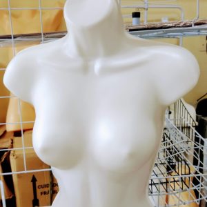 Busto feminino, em pvc branco, tipo cabide.