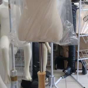 Manequim busto feminino, revestido em tecido suede,  c/pedestal, CV.