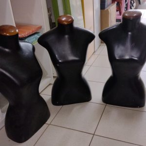 Busto feminino em fibra, preto, usado.
