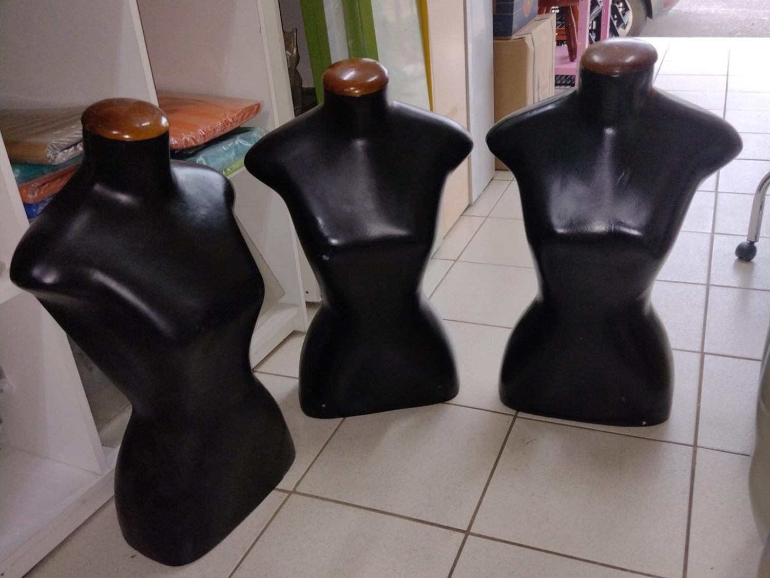 Busto feminino em fibra, preto, usado.