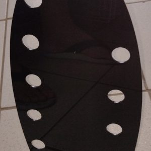 Expositor para 5 oculos, tipo prancha de surf, em acrilico, branco/preto/transparente.