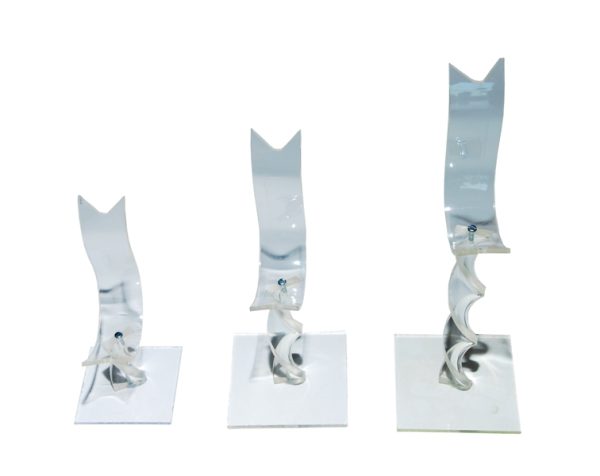 Expositor para calçado, haste torcida, em acrilico transparente, 15cm.