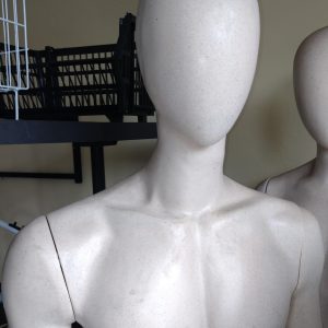 Manequim masculino, fibra especial,  EST. de R$1.400,00 por R$850,00 , 07/01/2025.