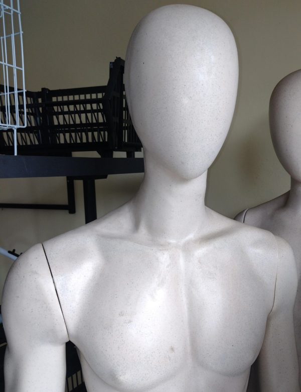 Manequim masculino, fibra especial,  EST. de R$1.400,00 por R$850,00 , 07/01/2025.