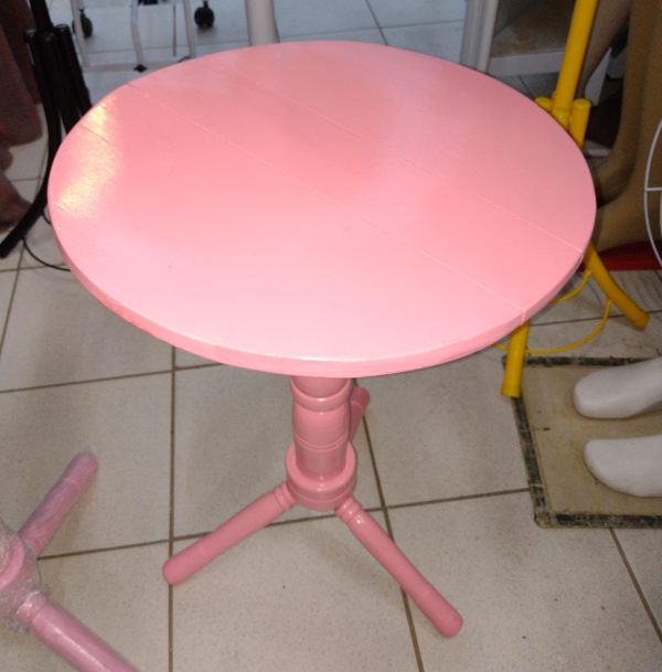 Mesa pequena, em madeira pintada, altura 60cm, diametro 41cm, BIG.
