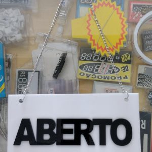 Placa de aberto/fechado, em acrilico.