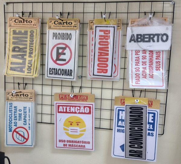 Placas indicativas, diversas.